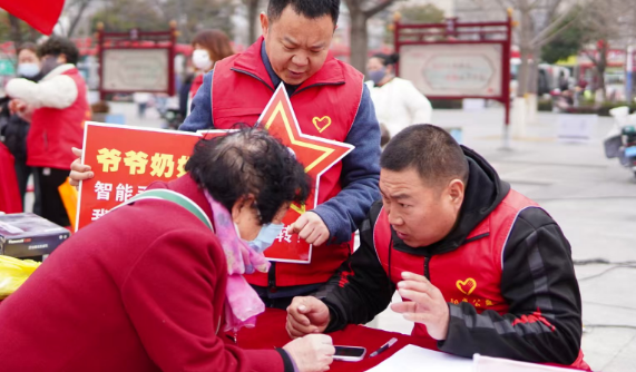 蒲城縣政協委員：讓“雷鋒精神”走進群眾心中